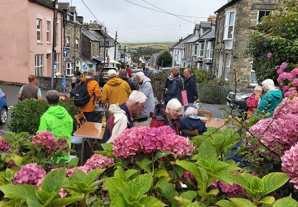 Bore Coffi Cyfeillion